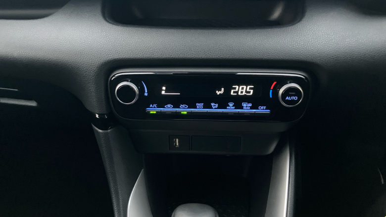 Toyota Yaris 1.5 Hybrid Design 5dr CVT Hybrid Hatchback